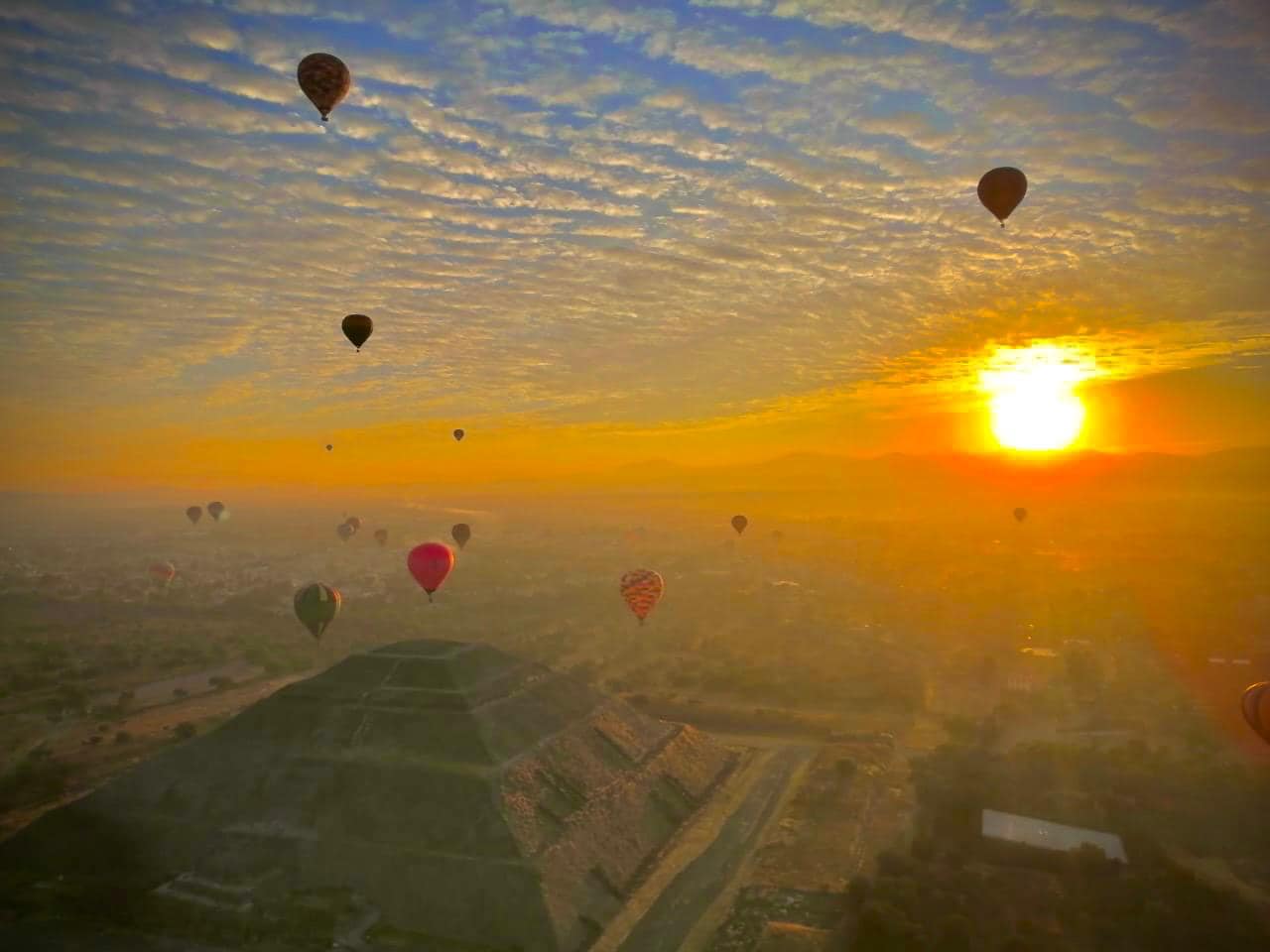 Globo aerostático al amanecer
