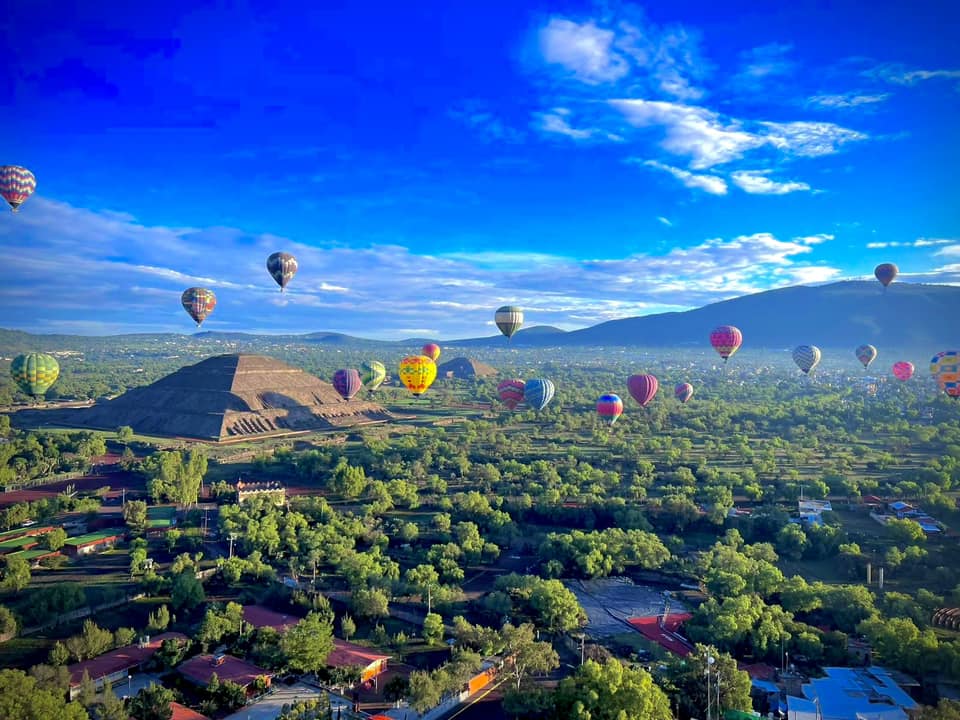 Globo al amanecer entre nubes