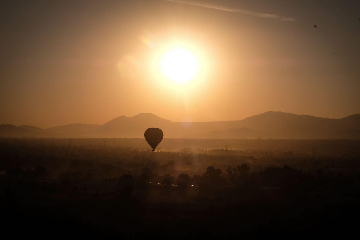 Globo colorido al atardecer